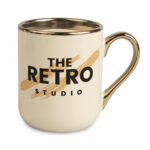 Kubek do sublimacji 330 ml – biały ze złotym uchem i rantem. Elegancki kubek ceramiczny z dużą powierzchnią nadruku, idealny na prezent i dla firm.